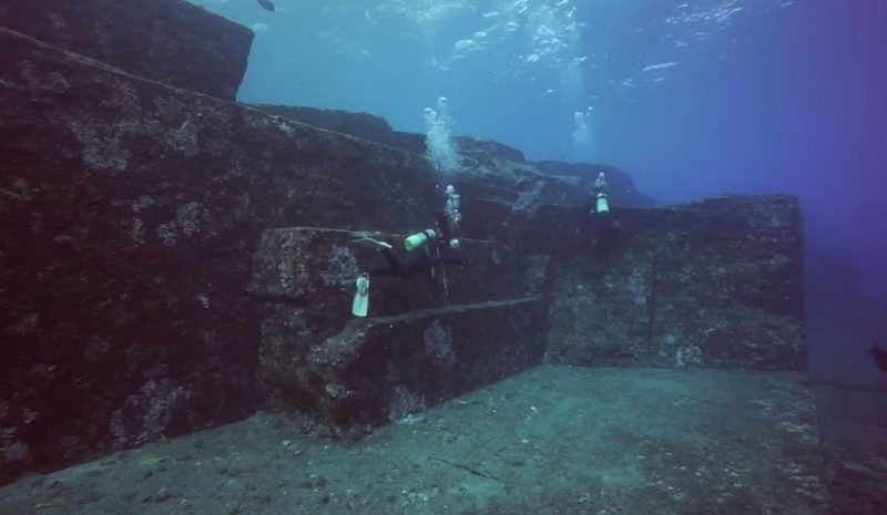 mergulhador na pirâmide submersa do Japão mergulhador na pirâmide submersa do Japão