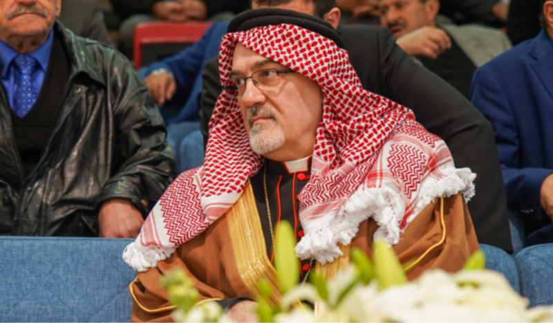 Pierbattista Pizzaballa com lenço palestino na cabeça