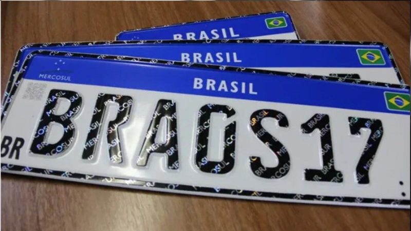 na foto aparecem três placas Mercosul com identificação e bandeira do país na foto aparecem três placas Mercosul com identificação e bandeira do país