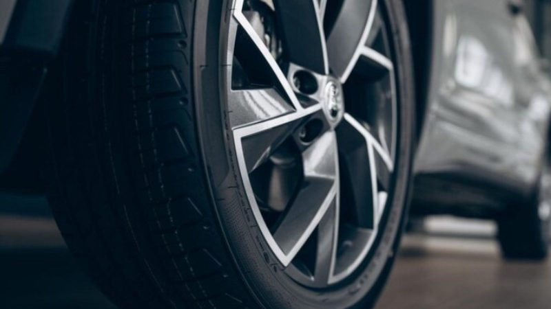 na foto aparecem pneus menores no carro são colocados por questão de estética na foto aparecem pneus menores no carro são colocados por questão de estética