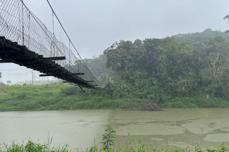 Ponte entre Araquari e Guaramirim, pênsil de madeira Ponte entre Araquari e Guaramirim que fica no rio Itapocu, ponte pênsil