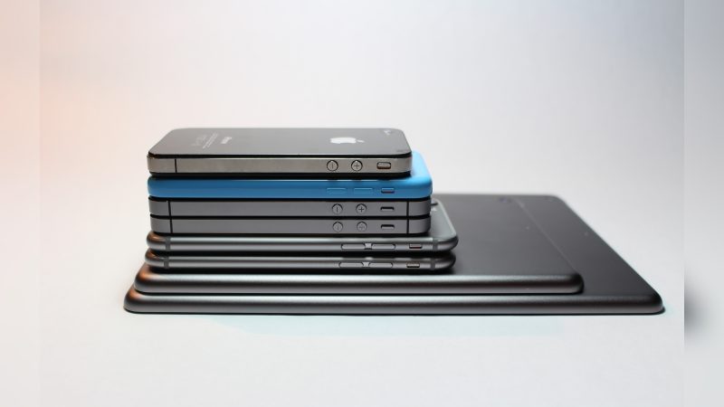 Celulares da Apple Imagem de diversos celulares um em cima de outro