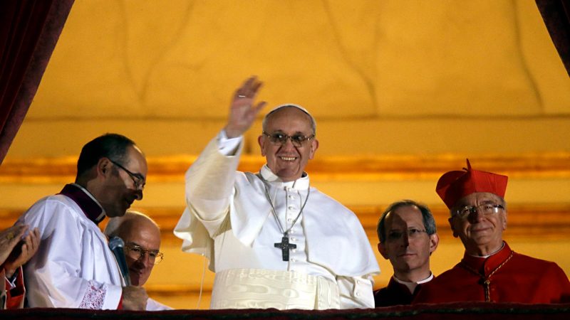 Nascido Jorge Mario, o último papa eleito escolheu o nome de Francisco para marcar o seu pontificado - Foto: Gregorio Borgia/AP/ND Nascido Jorge Mario, o último papa eleito escolheu o nome de Francisco para marcar o seu pontificado - Foto: Gregorio Borgia/AP/ND