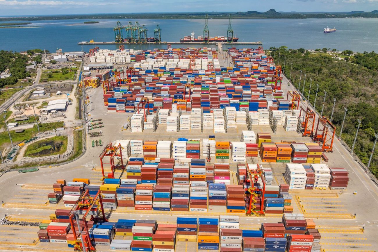 Porto de Itapoá Foto mostra contêineres em um dos portos de SC, em Itapoá