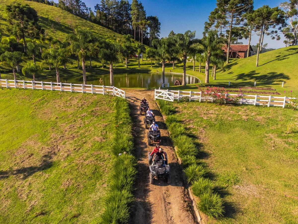 Pousada Rancho Queimado Imagem de cima de quatro quadriciclos enfileirados com a natureza e lago ao redor