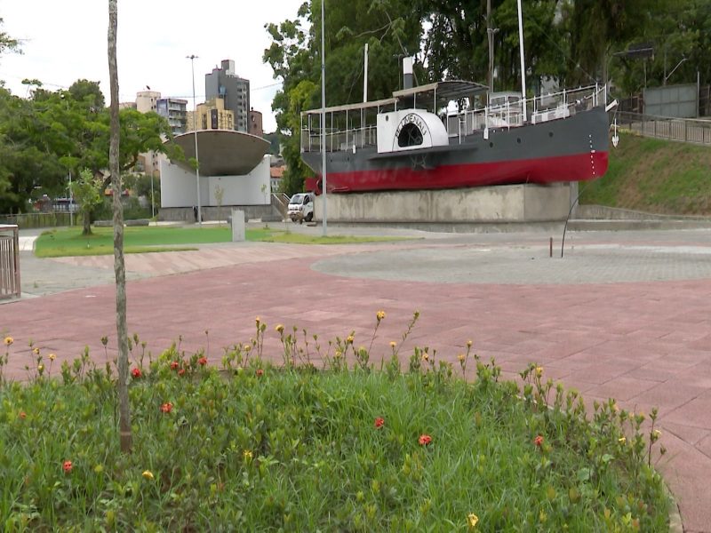 Imagem mostra uma parte de jardim, um atrativo turístico em formado de barco. Também é possível ver na foto prédios e árvores. Blumenau vai conceder Biergarten, Frohsinn e Prainha