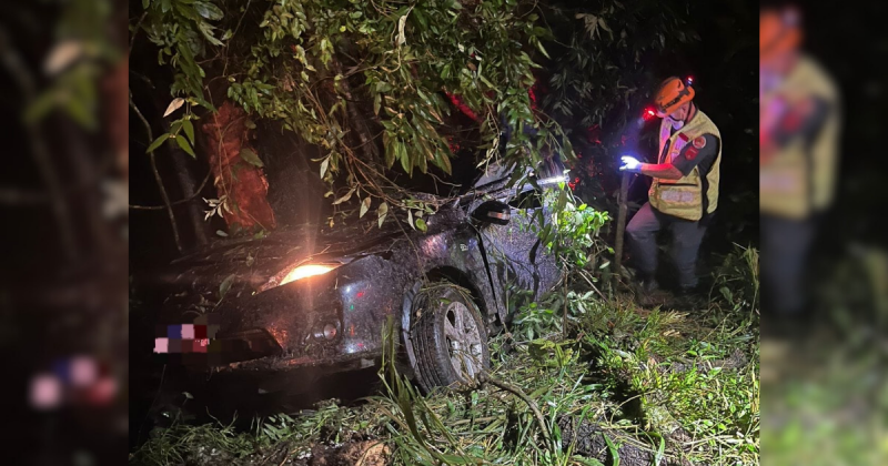 Carro quebrado em acidente Imagem de um carro todo quebrado, após o acidente mencionado na matéria
