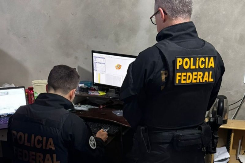 policiais federais na casa de um dos presos por crimes de abuso sexual infantil online policiais federais na casa de um dos presos por crimes de abuso sexual infantil online