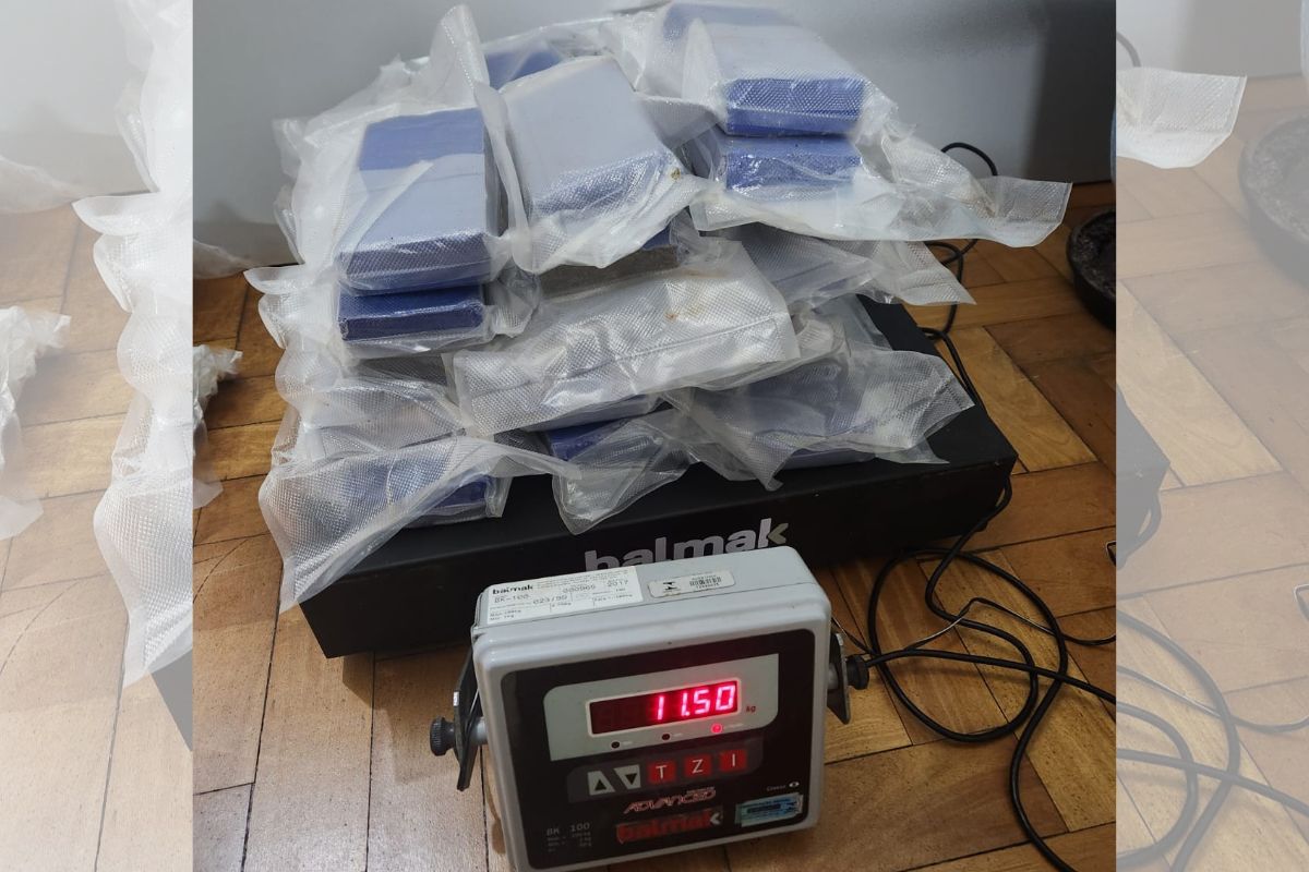 Drogas estavam escondidas dentro do tanque de combust&iacute;vel; PRF apreendeu cerca de 17 kg de drogas no total. – Foto: Pol&iacute;cia Rodovi&aacute;ria Federal/ND