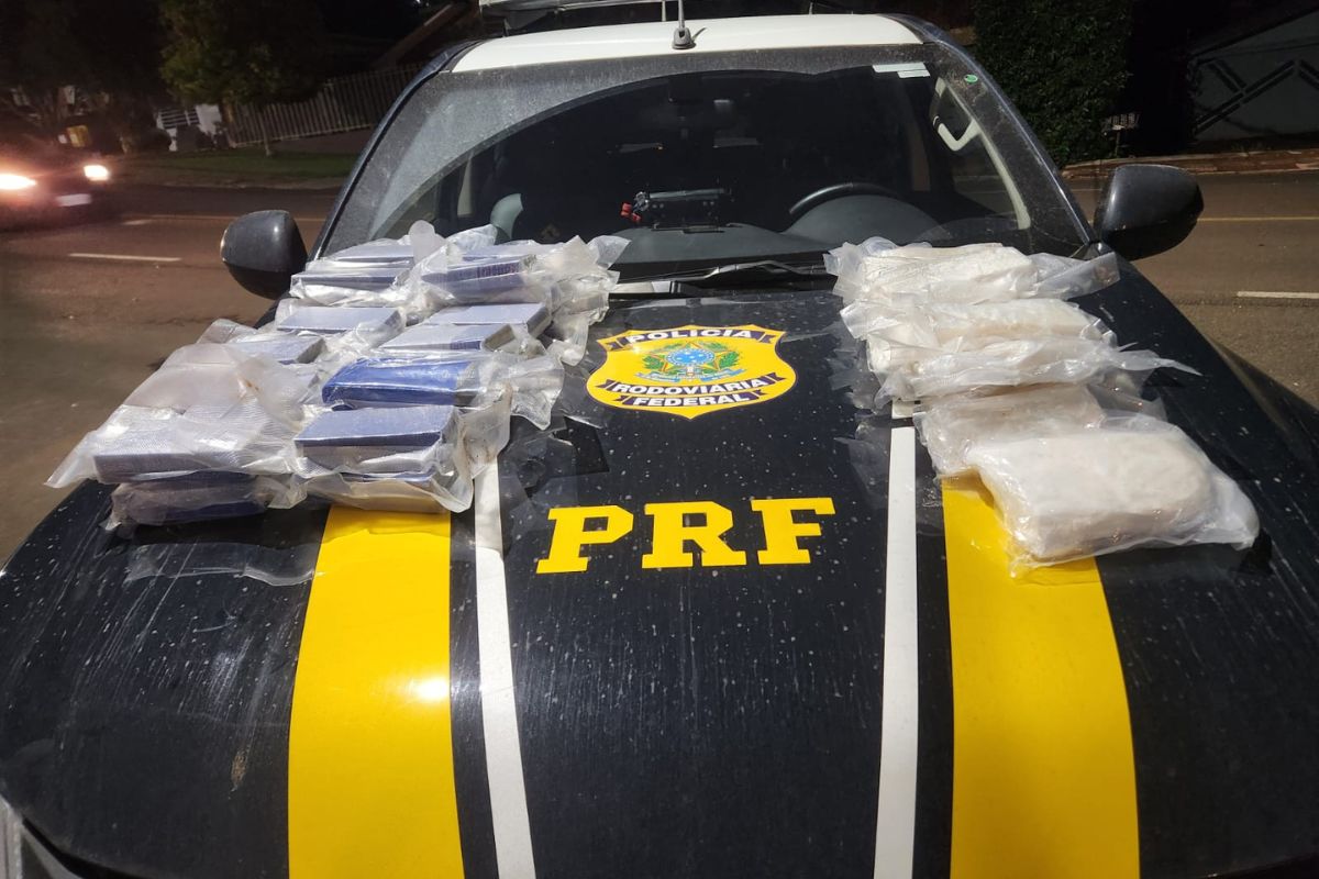 Ve&iacute;culo onde os 17 kg de drogas foram encontrados foi interceptado na BR-163, em Guaraciaba (SC). – Foto: Pol&iacute;cia Rodovi&aacute;ria Federal/ND