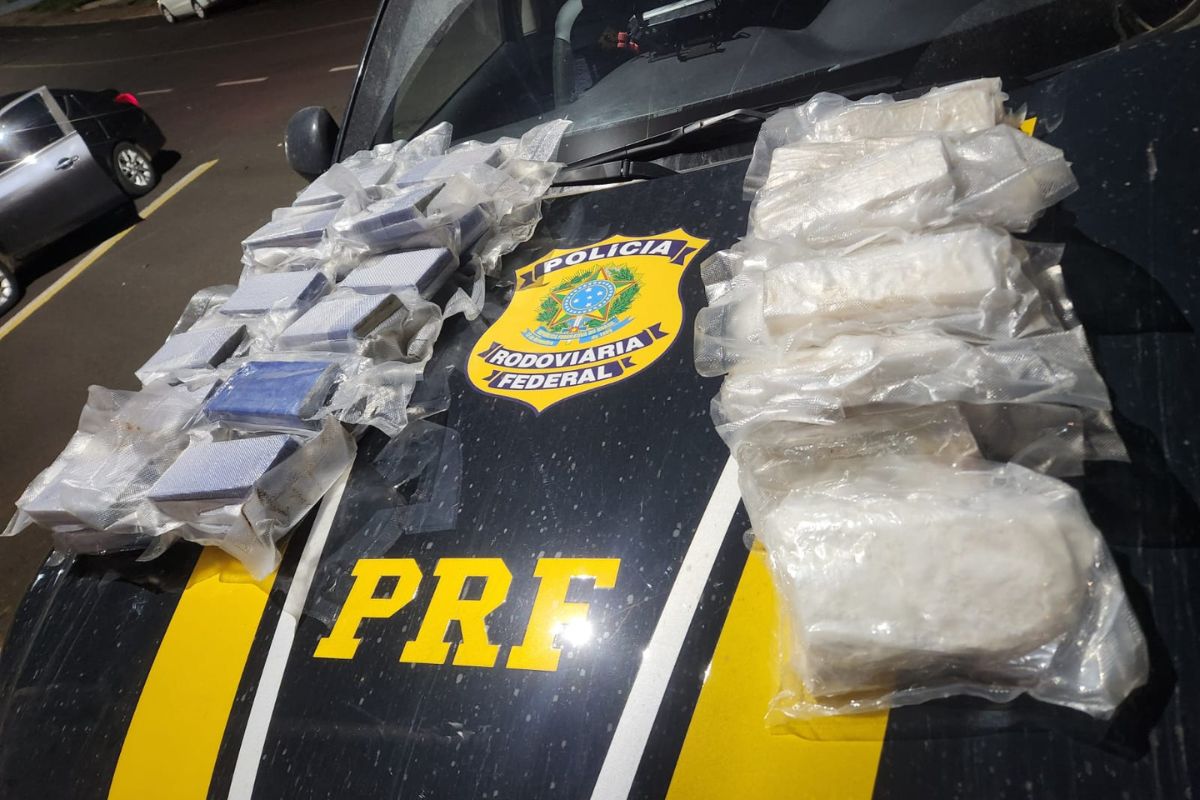 17 kg de drogas apreendidas em cima do capo do carro da PRF