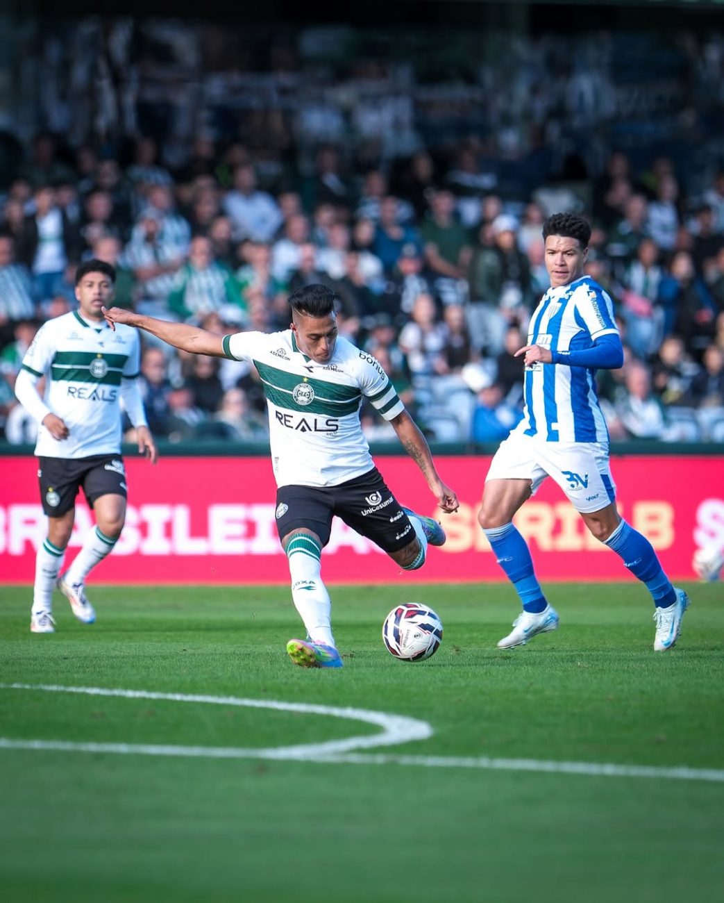 Jogador do Coritiba arrisca chute da entrada da &aacute;rea – Foto: JP Pacheco/CFC/ND
