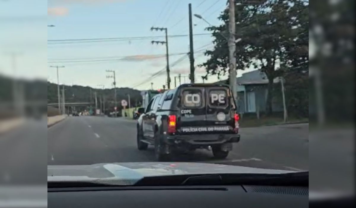 Viatura da Polícia Civil durante ação que prendeu liderança do PCC em Florianópolis