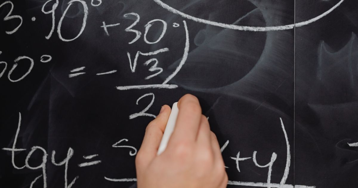 Imagem de um quadro na aula de matemática, para fazer referência a vaga de professor aberta 