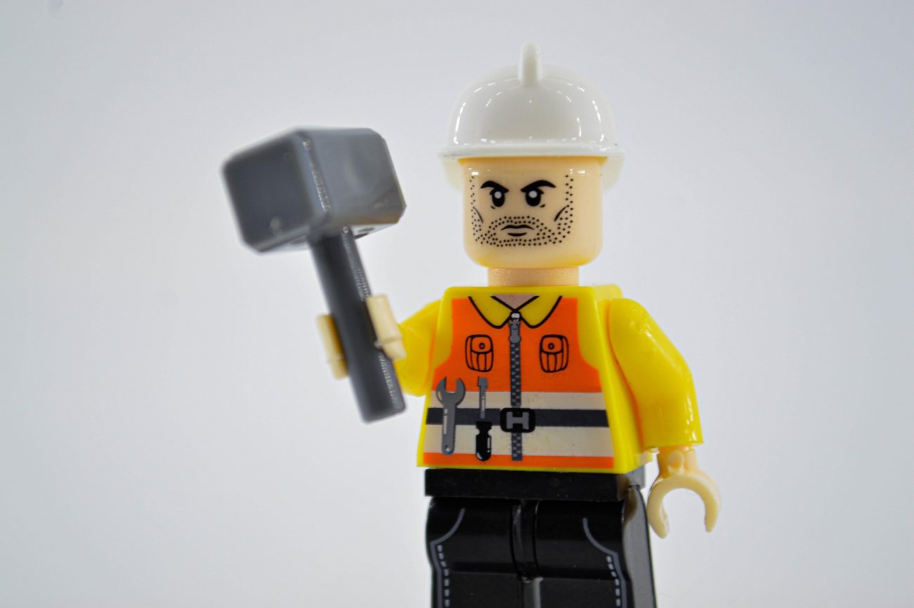 boneco de LEGO construtor