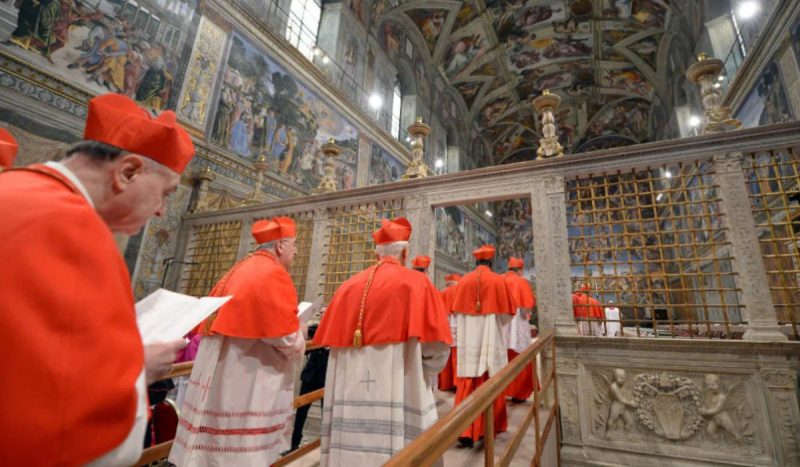Cardeais entrando na Capela Sistina Programação do conclave desta quinta-feira (8) terá votações de manhã e à tarde