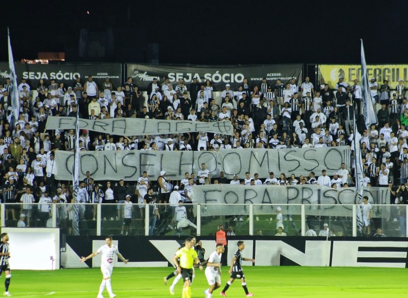 Protesto da torcida Gaviões Alvinegros no Figueirense Protesto da torcida Gaviões Alvinegros no Figueirense