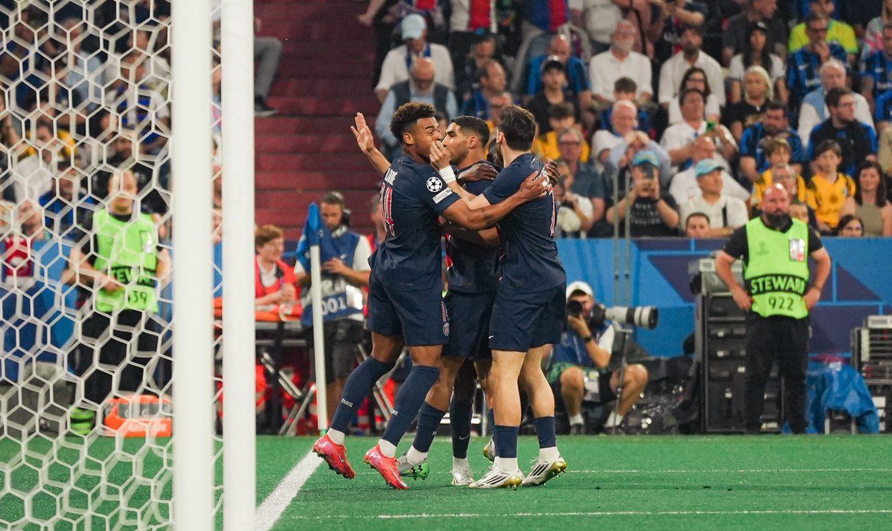 Jogadores do PSG comemoram o gol de Hakimi