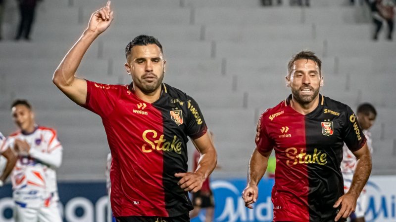 Gúszman comemorando gol da vitória do Melgar sobre o Puerto Cabello no jogo do turno