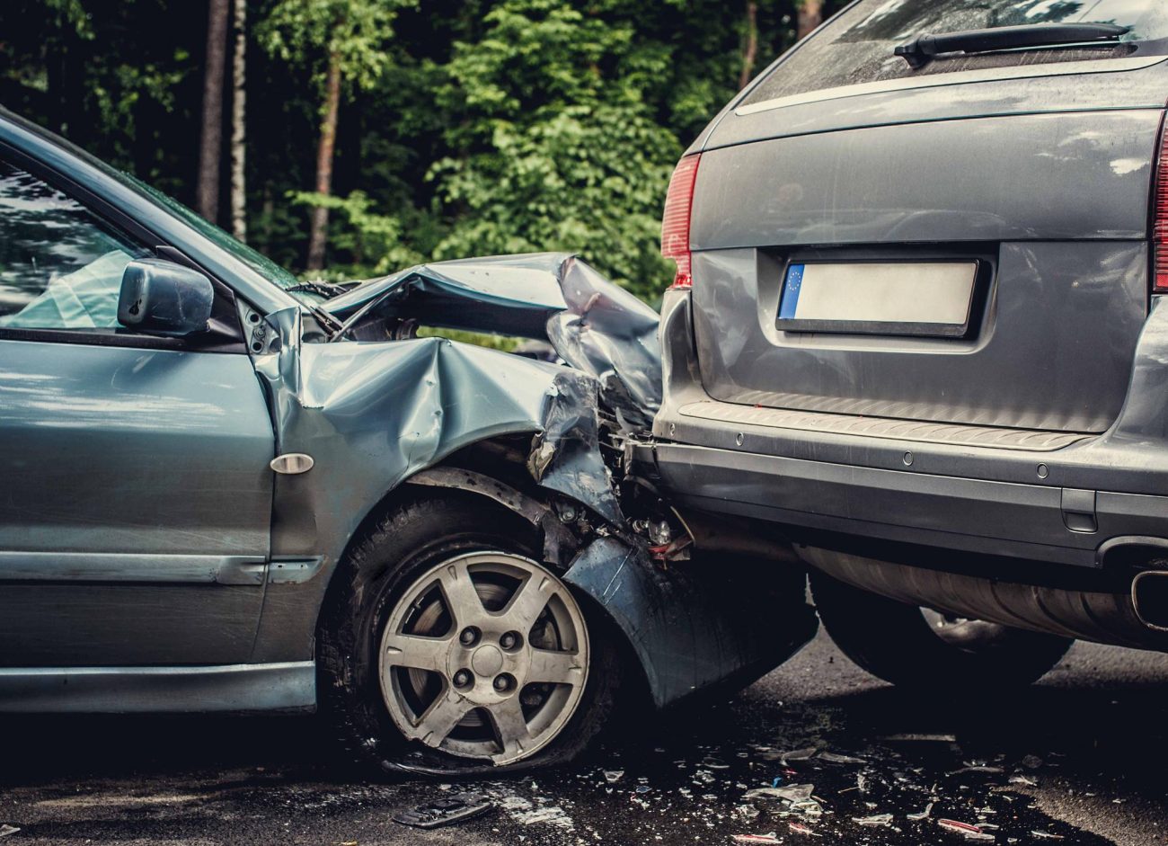 na foto aparecem dois carros batidos em acidente sem respeitar qual distancia manter do carro a frente na foto aparecem dois carros batidos em acidente sem respeitar qual distancia manter do carro a frente