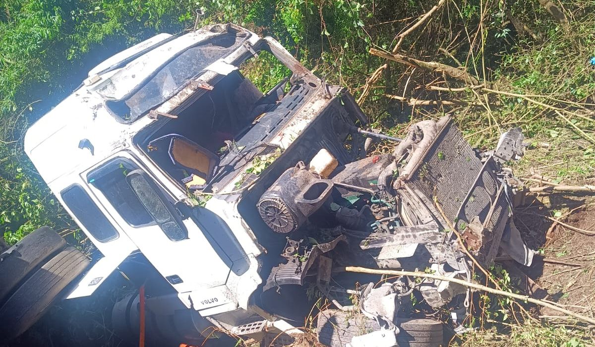 Caminhão despenca de ribanceira e uma pessoa morre na BR-470, nesta sexta-feira (30)