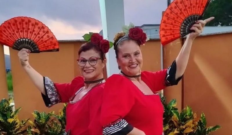 as idosas mortas no acidente com micro-ônibus na BR-280, em SC as idosas mortas no acidente com micro-ônibus na BR-280, em SC, foto mostra duas mulheres vestidas de vermelho empunhando leques