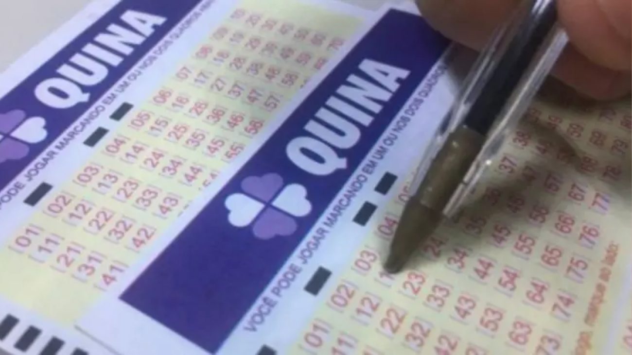 Quina 6733 Pessoa assinalando Quina 6733 com caneta