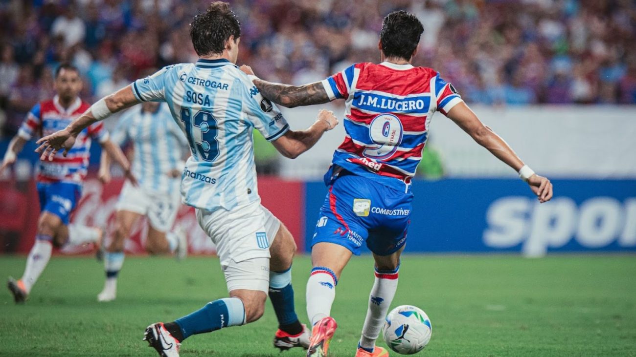 Sosa e Lucero disputando bola no jogo do turno entre Racing x Fortaleza