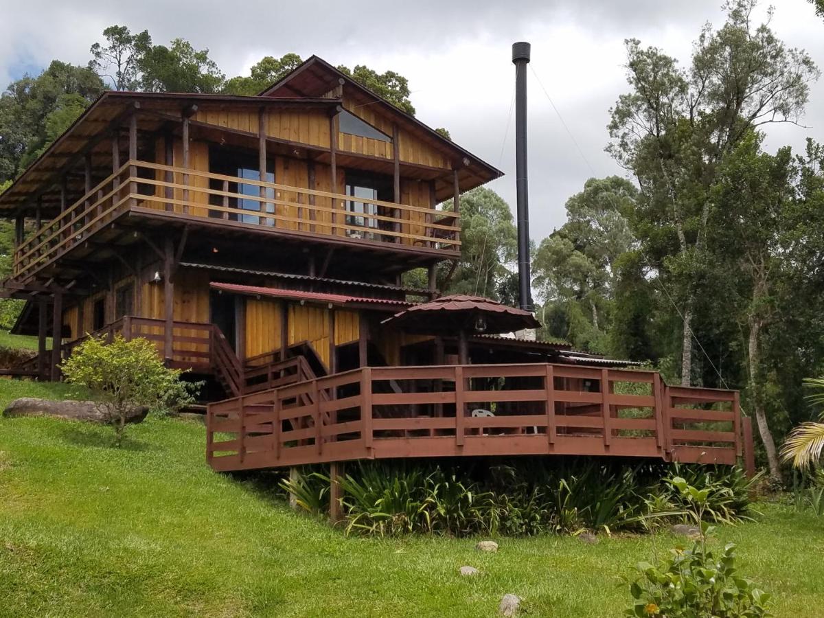 Holo Pousada, em Rancho Queimado Imagem externa de uma cabana de madeira em dois andares com área de deck no meio da natureza