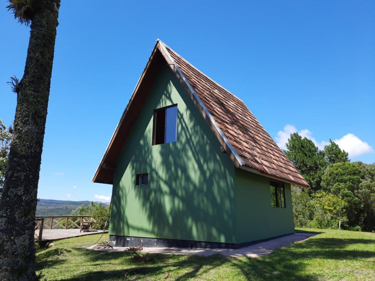 Nosso Pátio - Chalé na Montanha Parte externa da cabana rodeada por natureza