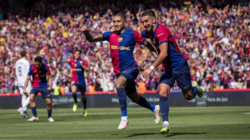 Barcelona Raphinha comemorando um de seus dois gols na vitória por 4 a 3 do Barcelona sobre o Real Madrid no último domingo