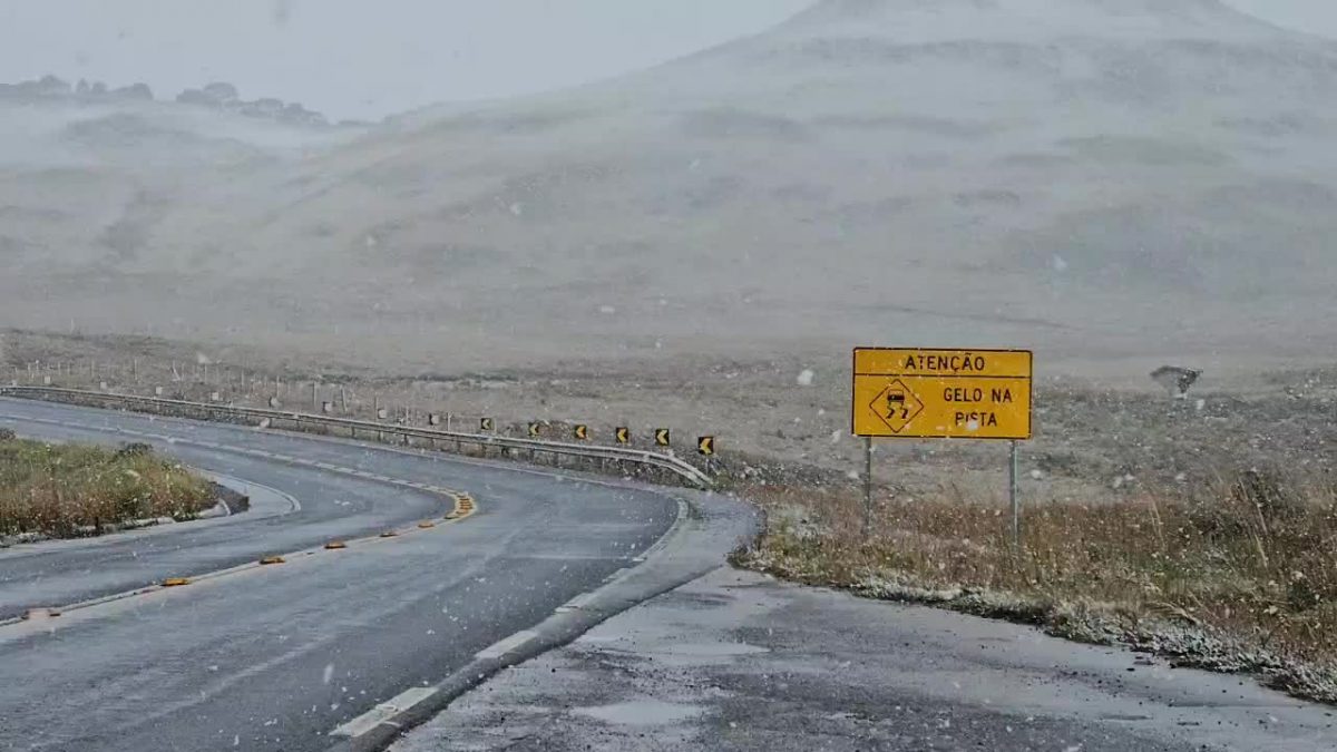 Neve caindo em Serra do Rio do Rastro, em Bom Jardim da Serra.