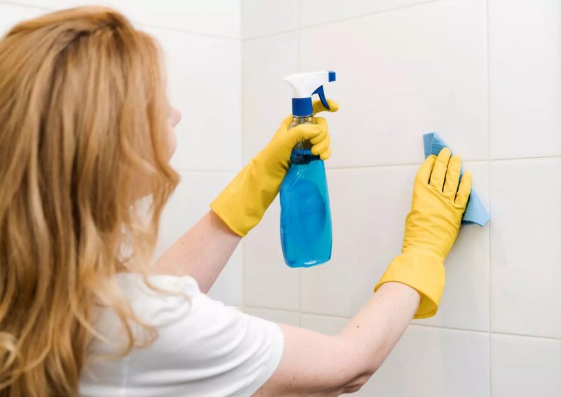 Faxina Mulher limpando rejuntes dos azulejos