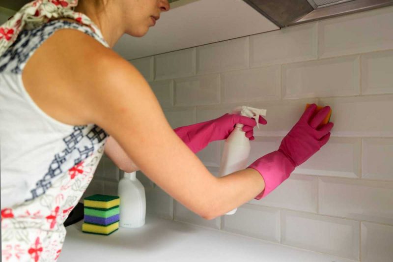 Faxina Mulher limpando rejuntes dos azulejos