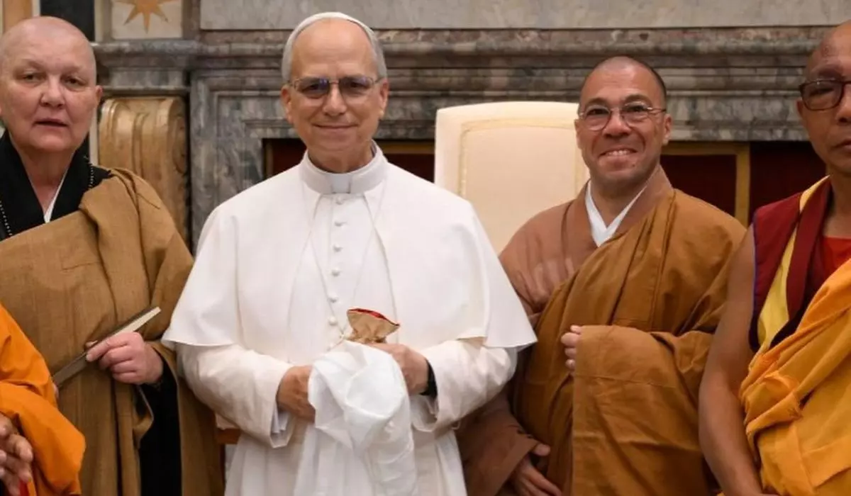 Papa Leão XIV e monges em encontro no Vaticano