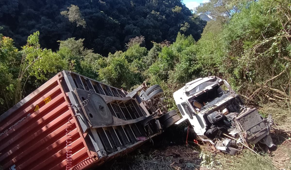 Caminh&atilde;o se perdeu da pista e uma pessoa morre na BR-470 – Foto: Divulga&ccedil;&atilde;o/CBMSC/ND