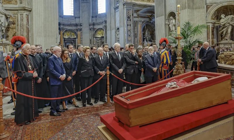 Imagem mostra figuras públicas de todo o mundo no funeral do Papa Francisco