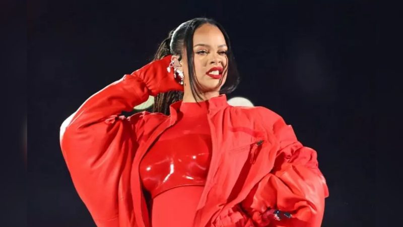 Rihanna Imagem de Rihanna em palco de roupa vermelha