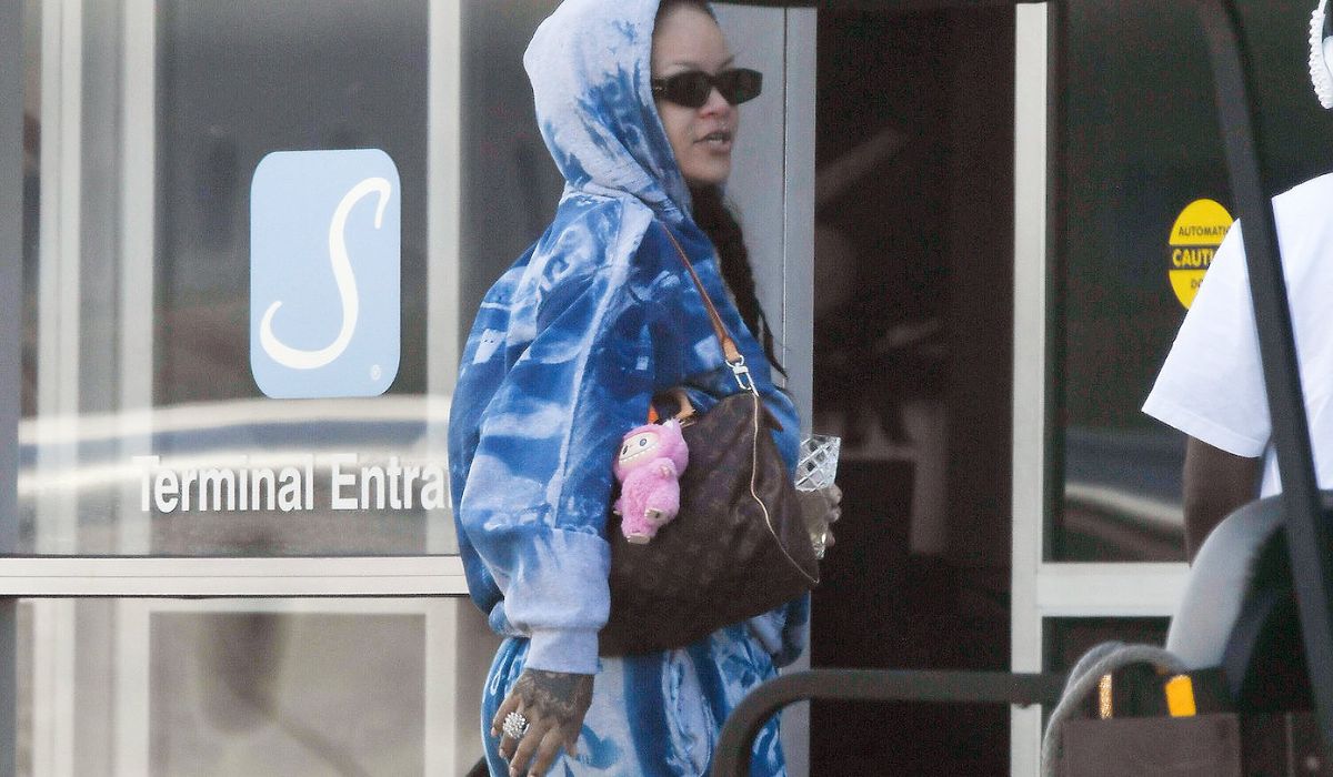 Rihanna e bonexo Labubu