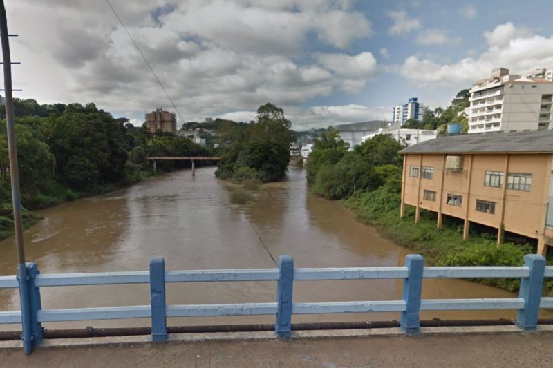 Água Corpo foi localizado no Rio do Peixe, em Videira; cadáver estava com rosto submerso na água