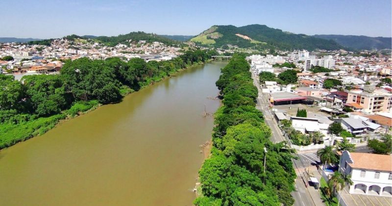 Mancha no Rio Tubarão é causada por vazamento de óleo