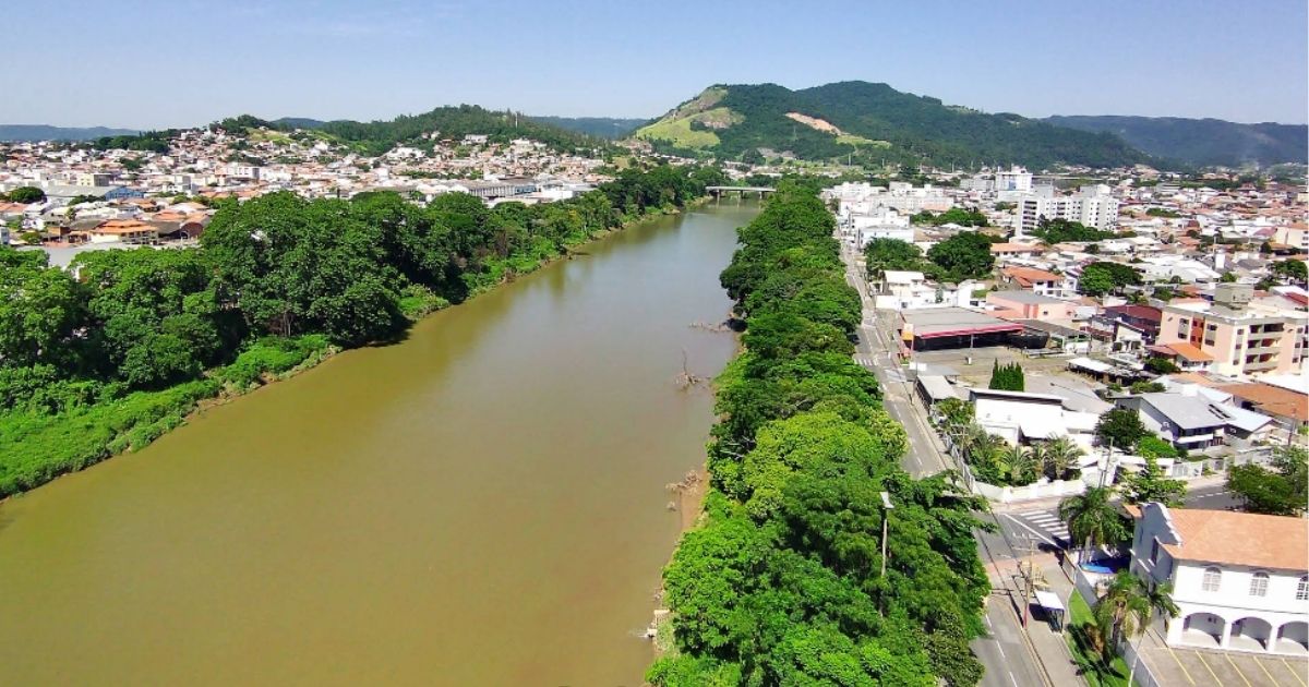 Imagem d o rio tubarão, para fazer referência ao fato de como ele geralmente possui bastante água, e como ele ta agora