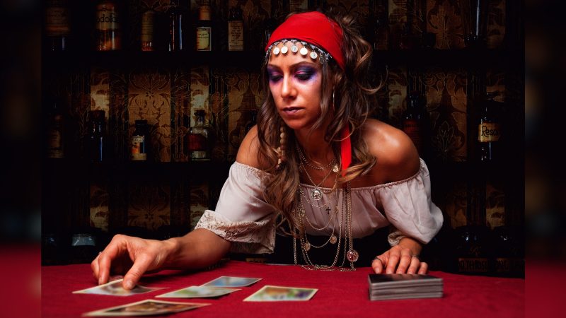 Cigana Mulher vestida de cigana olhando cartas