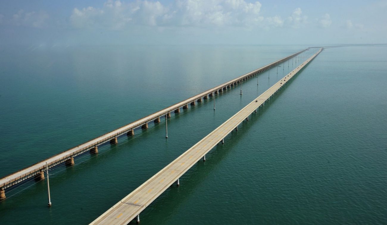 Estrada cercada pelo mar em ambos os lados - Satish S/Reprodução/ND