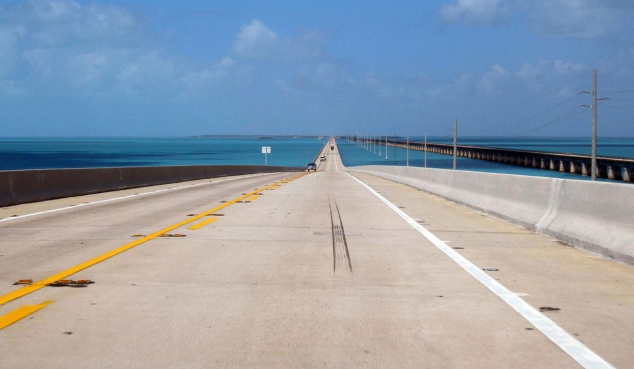 Estada da rodovia flutuante Estrada da rodovia flutuante da Flórida
