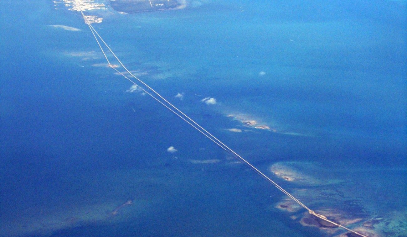 Impressionante imagem aérea da rodovia de 180km cortando as ilhas  - George W. Hatcher/Reprodução/ND
