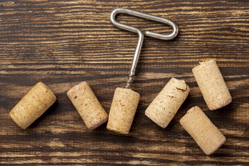 Rolhas de vinho Rolhas de vinho em um fundo de madeira