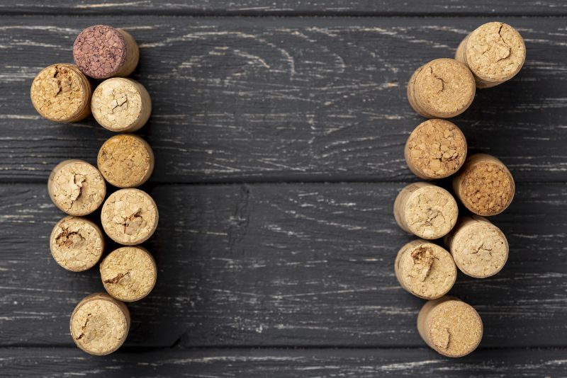 Rolhas de vinho Rolhas de vinho em um fundo de madeira