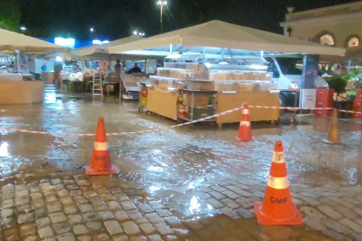 Rompimento de adutora da Casan no Centro de Florianópolis