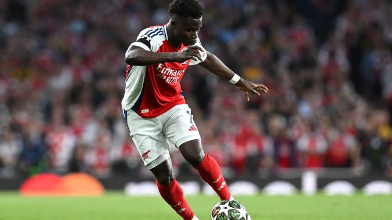Saka, do Arsenal Saka conduzindo a bola no jogo do Arsenal contra o PSG, pela Champions League